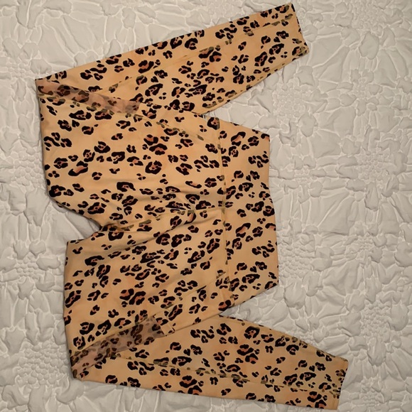 Fabletics high wasted pocket legging and medium impact sports bra - Picture 2 of 12